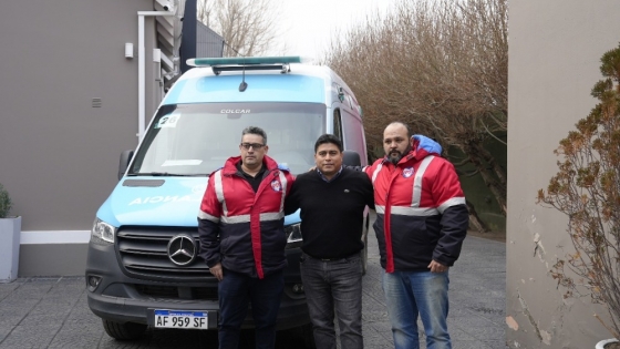 Claudio Vidal entregó ambulancias equipadas a Puerto Santa Cruz y Gobernador Gregores