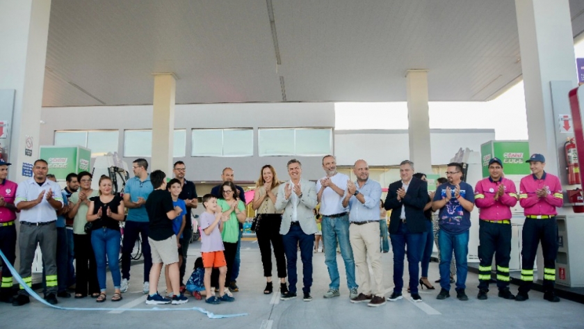 Inauguración de la estación de servicio Axion, en Puerto Tirol: “es un gusto acompañar a quienes tienen ganas de invertir en la provincia” manifestó el gobernador