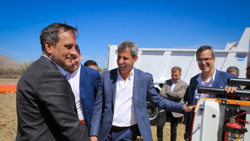 Cabandié junto a Uñac entregó equipamiento ambiental para San Juan