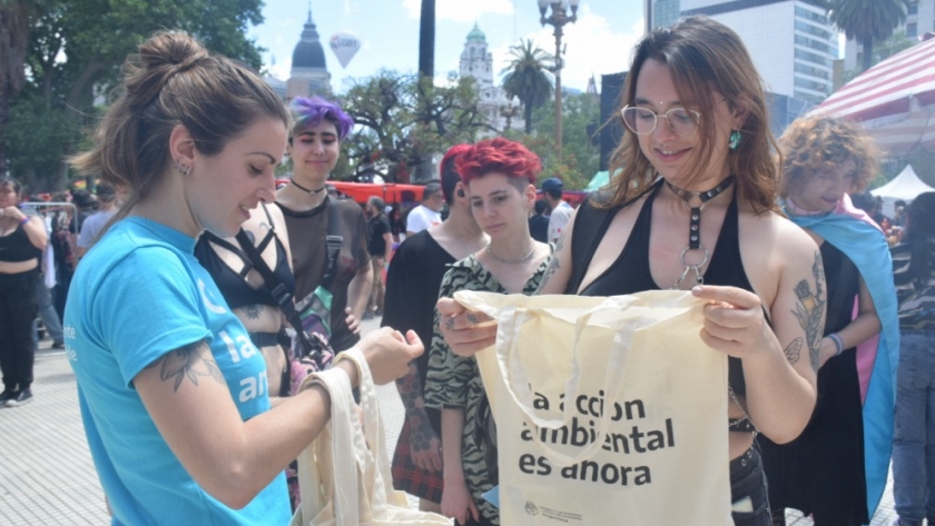 El Ministerio de Ambiente realizó acciones de concientización en la XXXII Marcha del Orgullo