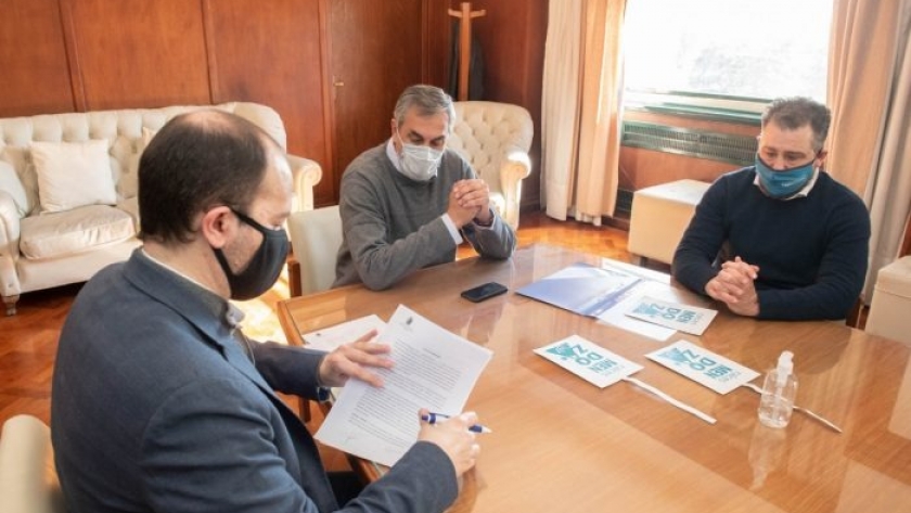 Mendoza firmó un convenio con Walmart para identificar productos de origen local en sus góndolas