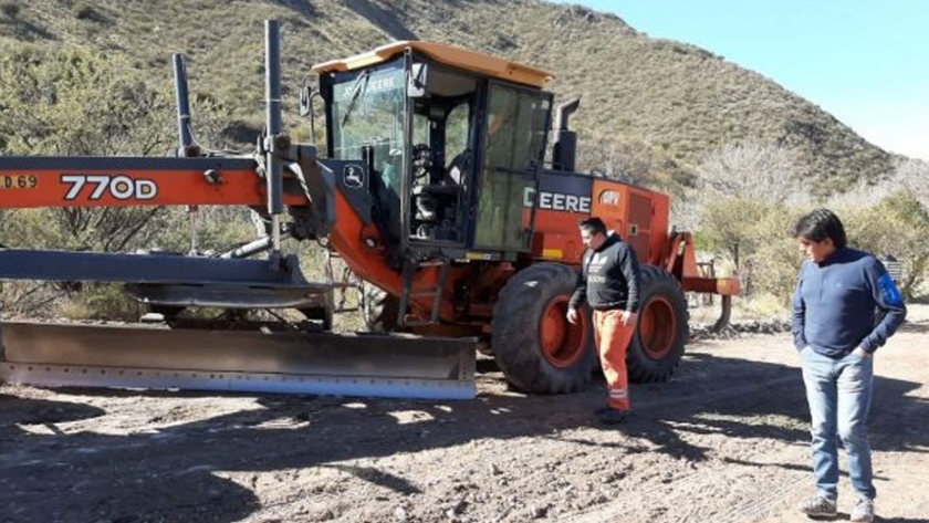 Las máquinas viales continúan mejorando caminos en toda la provincia