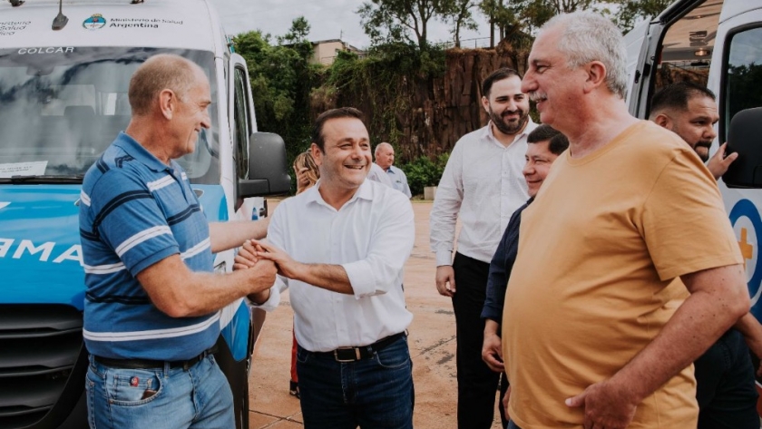 Herrera Ahuad encabezó la entrega de móviles sanitarios y ambulancias a municipios