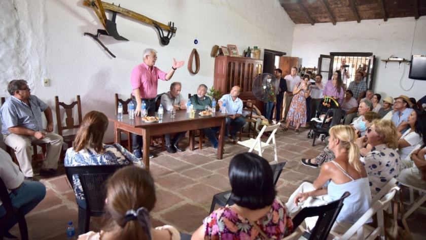 Julián Domínguez en Corrientes: recorrió campos afectados por el incendio y presentó medidas de asistencia para los productores