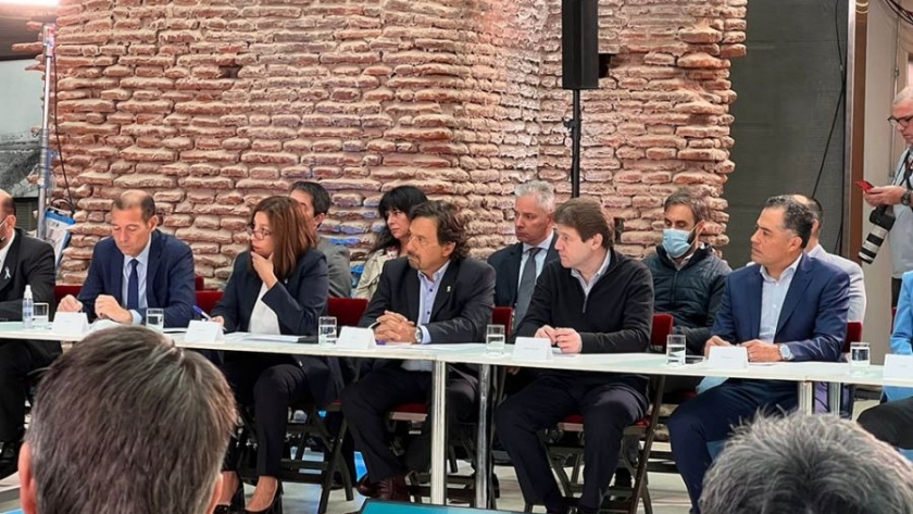 Sáenz acompañó la firma del decreto presidencial para desarrollar el sector energético argentino