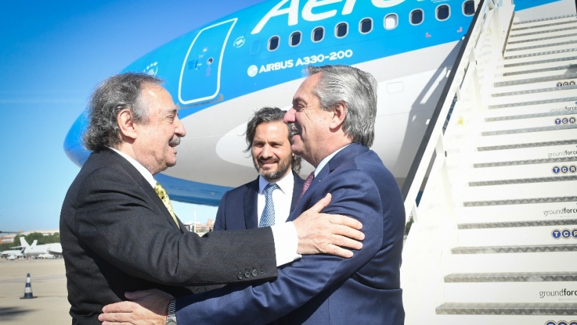 El presidente Alberto Fernández ya llegó a España, donde se reunirá hoy con su par, Pedro Sánchez, y el rey Felipe VI
