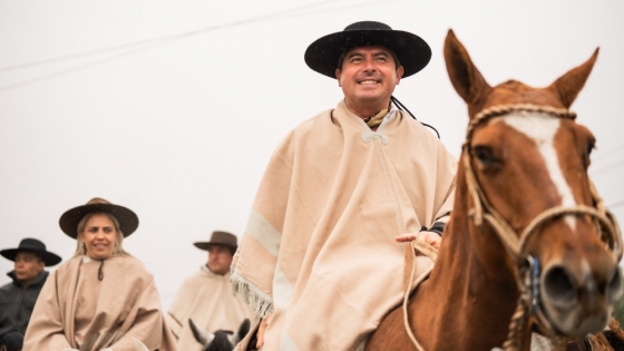 El gobernador Orrego acompañó la llegada de la XXXIII Cabalgata de Fe a la Difunta Correa