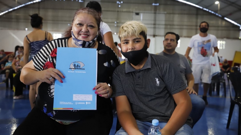 La Provincia entregó escrituras a 107 familias de barrio Juan Pablo II