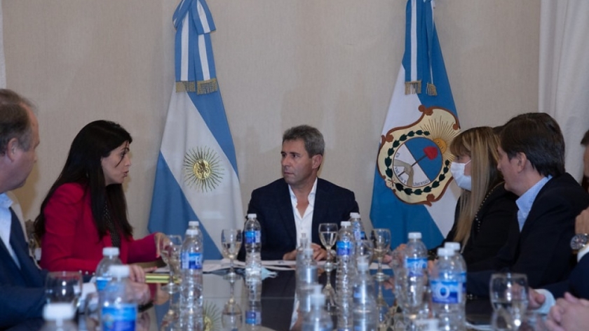 Uñac firmó un convenio de colaboración con Luana Volnovich, directora de PAMI