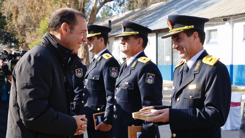 Distinguen a policías por los 25 años de servicio