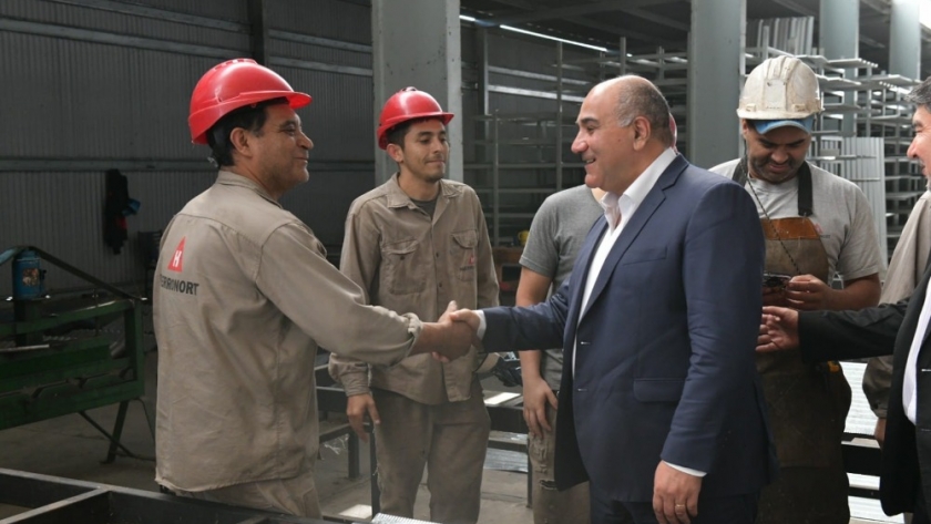 Manzur recorrió una empresa de materiales metalúrgicos líder en todo el NOA