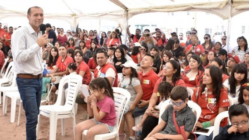 Gutiérrez entregó viviendas en Neuquén capital