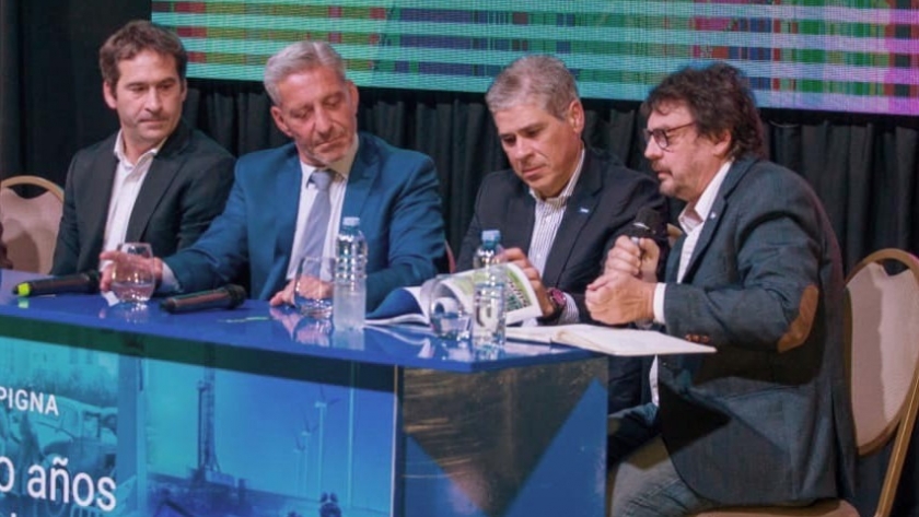 Arcioni participó del lanzamiento del libro “YPF 100 años impulsando la historia”