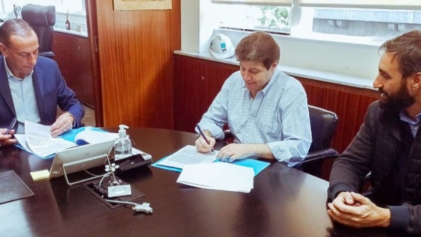 El Gobernador Melella firmó con Vialidad Nacional el convenio para la pavimentación de la ruta hasta el Parque Nacional