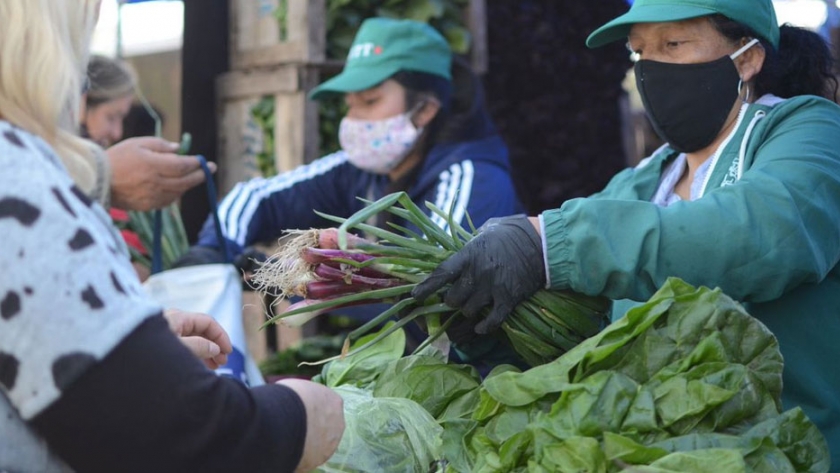 Se realizó el mercado de productores familiares en Esteban Echeverría