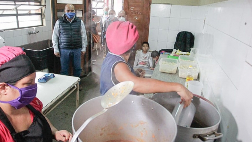 Brindan asistencia alimentaria a familias del barrio San Miguel