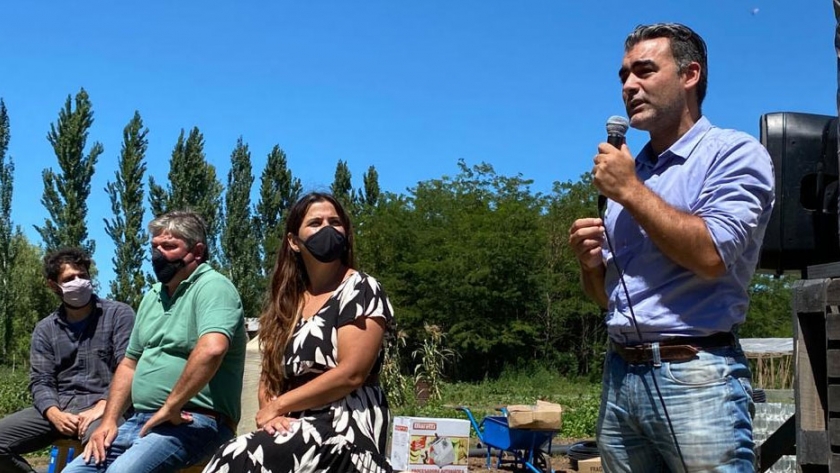 Lobos: entrega de insumos para organizaciones agrarias campesinas
