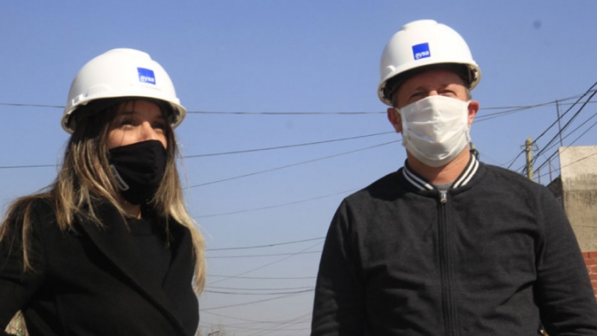 Malena Galmarini y Martín Insaurralde presenciaron la bajada de la tunelera de una obra cloacal que beneficiará a 36 mil vecinos de Lomas de Zamora