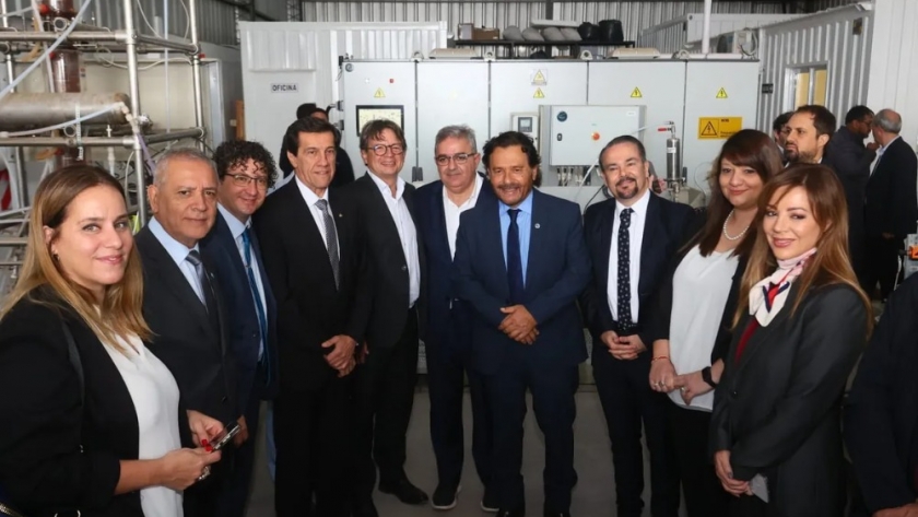 Proyecto innovador en la región . Sadir acompañó a Sáenz en la inauguración de una planta de producción de litio en Güemes