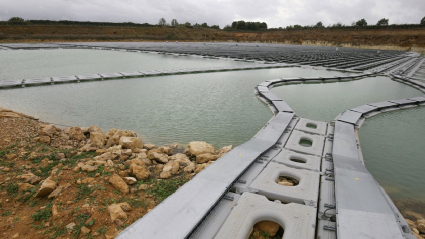 Fotovoltaica flotante desplegada en una cantera en Francia
