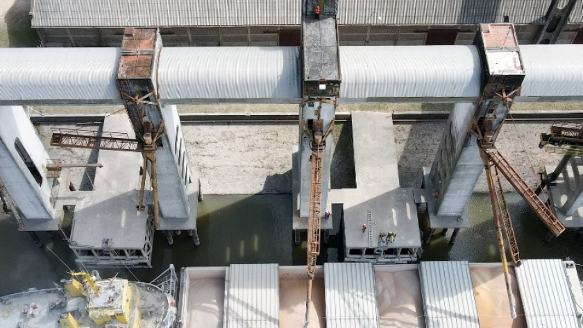 El puerto de Concepción del Uruguay recuperó su elevador de granos y comenzó a cargar barcazas