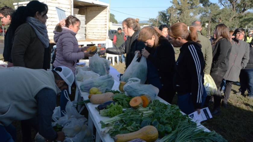 Productores y emprendedores locales se preparan para una feria fija en la Capital