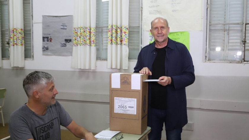 Elecciones presidenciales: Perotti emitió su voto en Rafaela