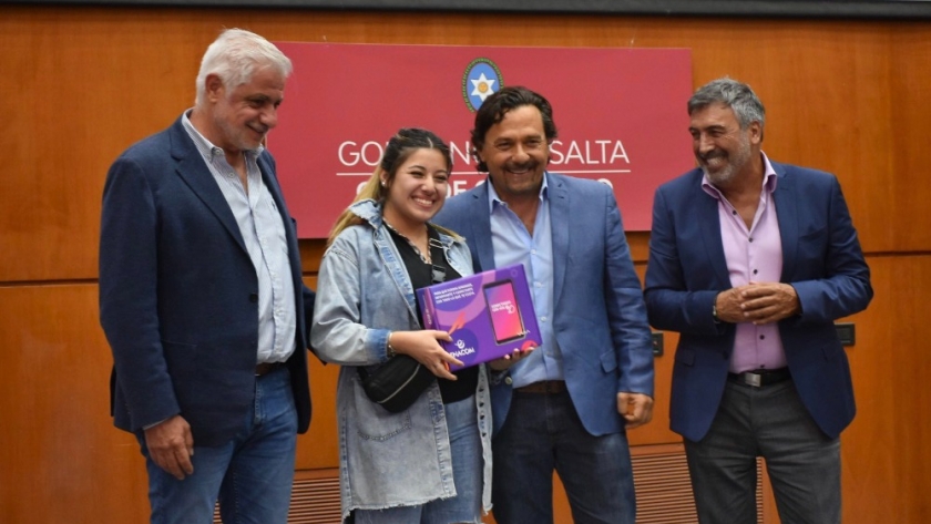 Sáenz: “Con más de 1700 tablets entregadas seguimos con Enacom generando en Salta más inclusión digital”