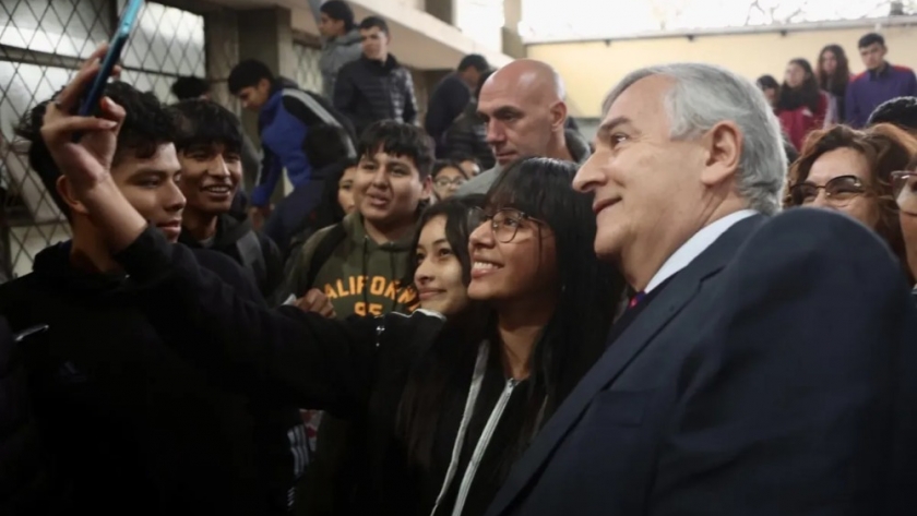 Gerardo Morales entregó subsidio a los carroceros de la EET N° 1 de Palpalá y anunció su nuevo establecimiento educativo