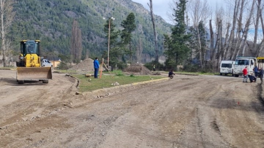 Vialidad realiza trabajos de reacondicionamiento de la rotonda sobre la Ruta Nº 16 en Lago Puelo