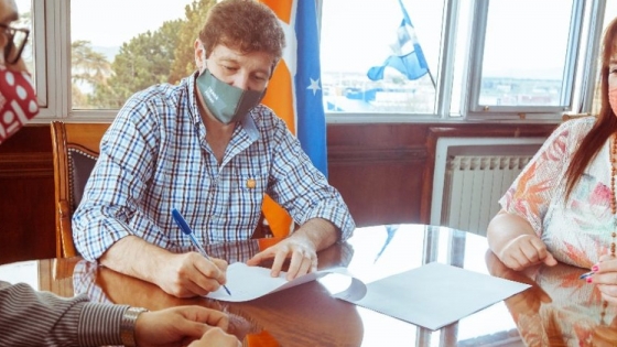 <El Gobernador Melella firmó la adjudicación del interconectado de los gasoductos San Martín y Fueguino