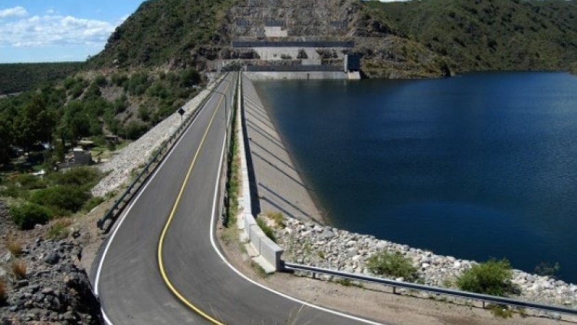 San Luis: para una mayor eficiencia y seguridad, se realiza el cambio de las válvulas del dique Nogolí