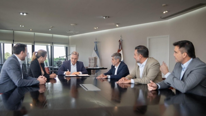 Llaryora promulgó la nueva ley de seguridad provincial