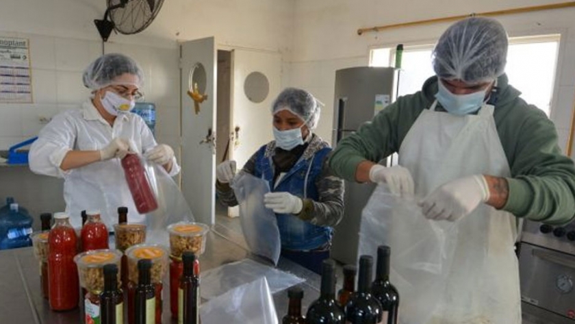 Sol Puntano: cómo trabaja la fábrica donde se arman los combos con productos y conservas