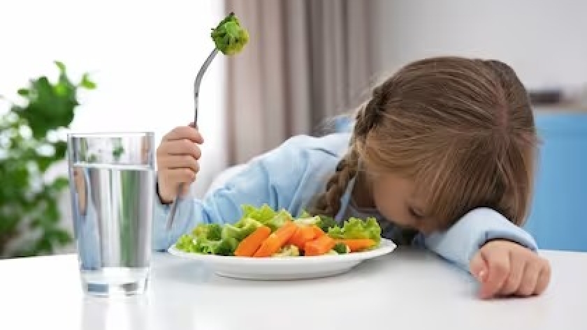 Las expresiones faciales de los adultos afectan la percepción de las verduras en los niños