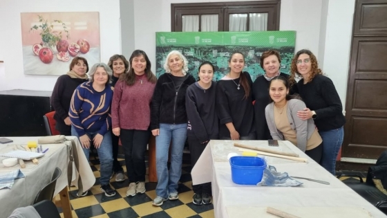 Rojas lanzó el tercer taller municipal de cerámica con gran convocatoria y nuevas técnicas creativas