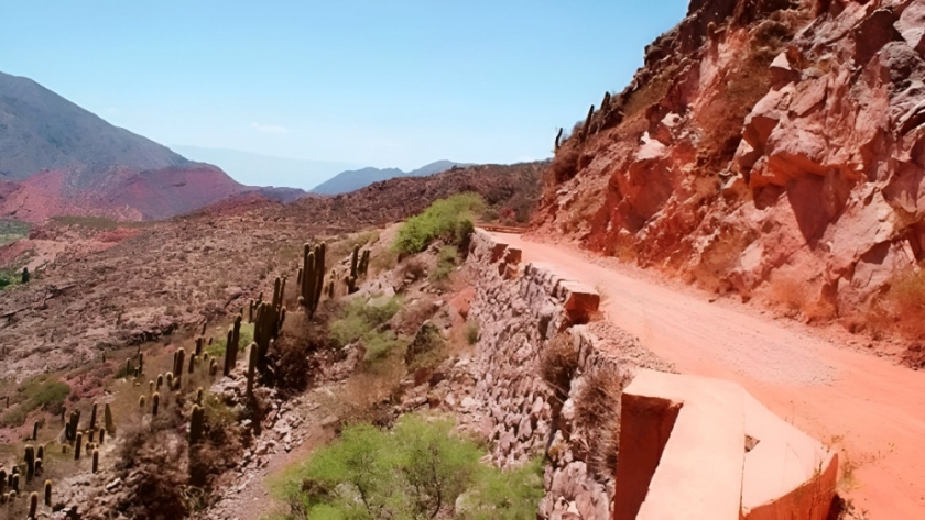 La Cuesta de Miranda: el vertiginoso laberinto rojo de la Ruta 40 que asombra al norte argentino