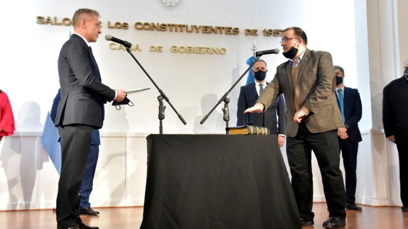 Arcioni le tomó juramento a Gustavo Hermida como nuevo ministro de desarrollo social, familia, mujer y juventud