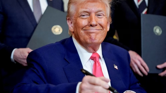 Trump impone nuevos aranceles y afirma que “miles de millones” fluyen a EE.UU