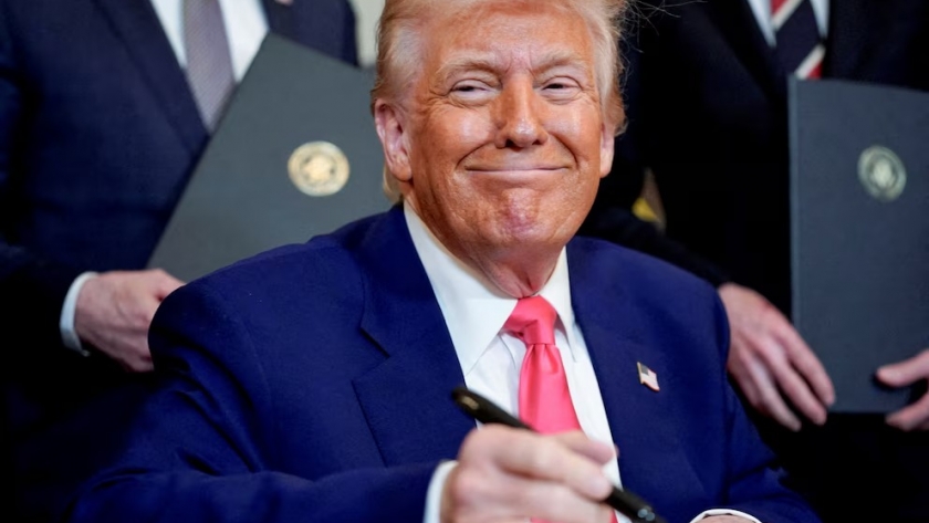 Trump impone nuevos aranceles y afirma que “miles de millones” fluyen a EE.UU