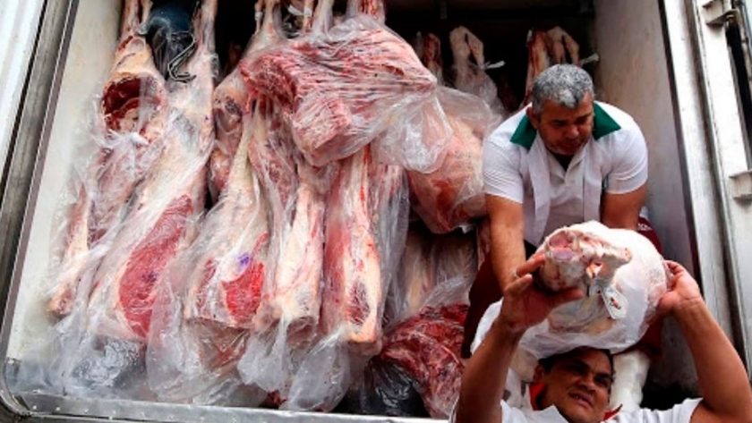 Prohíben descarga humana de medias reses en carnicerías
