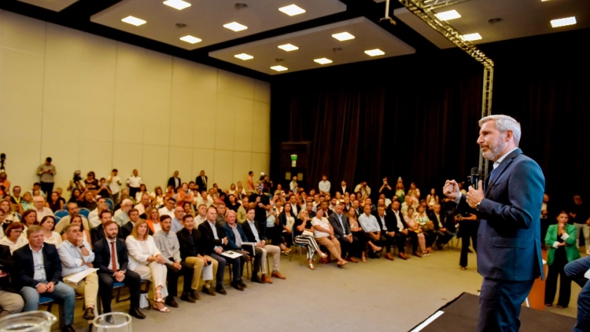 Frigerio e intendentes suscribieron un compromiso para transparentar cuántos funcionarios hay y cuánto cobran
