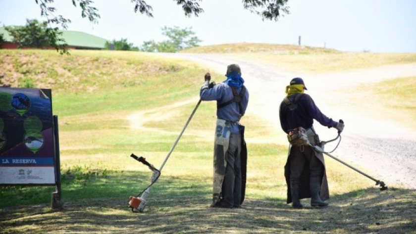 Intensivas tareas de mantenimiento de los accesos a la Laguna de Biosfera Laguna Oca