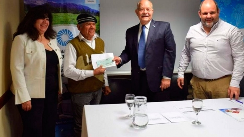 Entregan fondos a cooperativas productivas