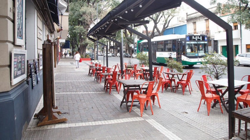 Más de 230 locales gastronómicos iniciaron el trámite para poner mesas y sillas en las veredas