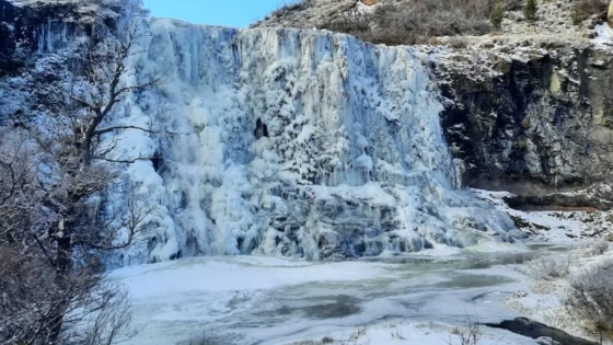 El frío extremo congela una cascada de 30 metros en Chubut y crea un paisaje único