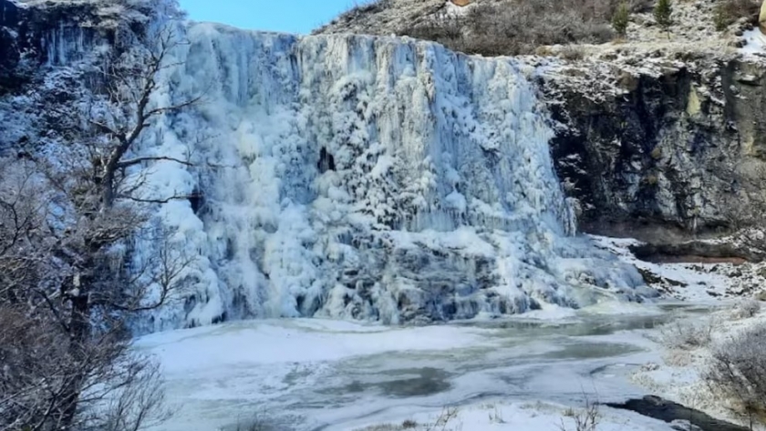 El frío extremo congela una cascada de 30 metros en Chubut y crea un paisaje único