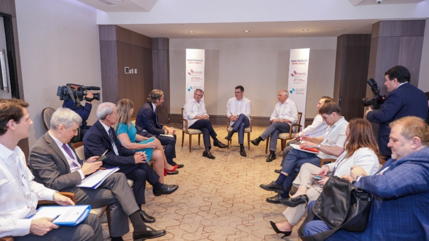 Alberto Fernández se reunió con Pedro Sánchez en República Dominicana