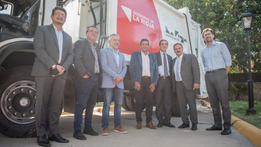 A través del Gobierno Provincial, Villa Castelli cuenta con un camión recolector de residuos
