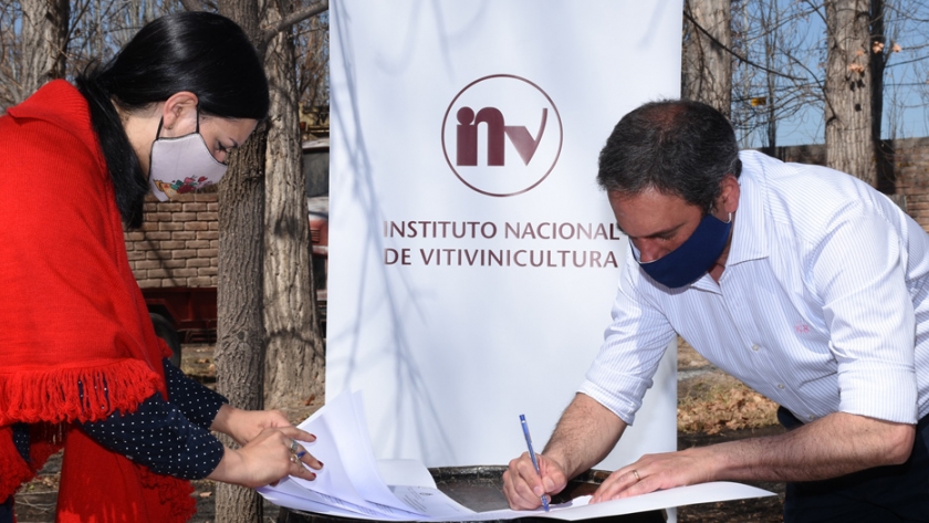 Martín Hinojosa y María Flor Destéfanis firmaron un convenio de colaboración entre el INV y la Municipalidad de Santa Rosa